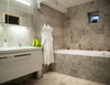 kalksten nordic grey i badrum