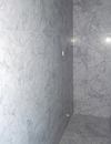 marmor carrara på duschvägg